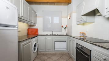 Frigorífico grande, microondas, horno y placa de cocina