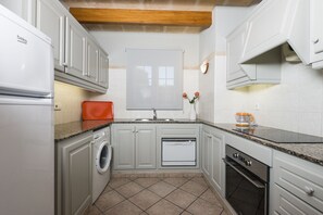 Grand réfrigérateur, micro-ondes, four, plaque de cuisson