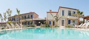 Outdoor pool, pool umbrellas, sun loungers - Igdeli Han Hotel (Cesme)