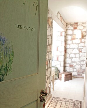 华丽双人房, 阳台 (Kekik) | 迷你吧、客房内保险箱、办公桌、隔音