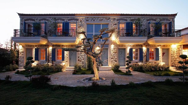 住宿正面 - 傍晚/夜晚