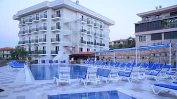 Piscine extérieure (ouverte en saison), parasols de plage