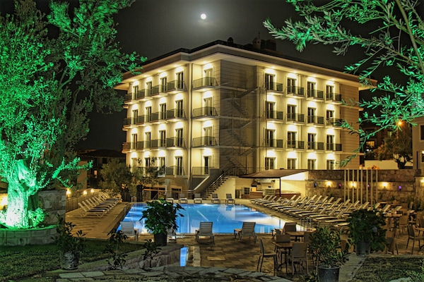 Una piscina al aire libre de temporada, sombrillas