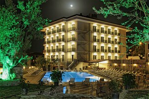 Sezonluk açık havuz, havuz şemsiyeleri, şezlonglar 