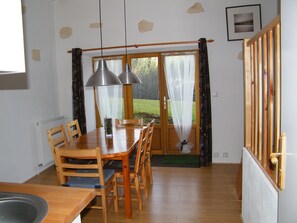 Family Apartment, 2 Bedrooms | In-room dining