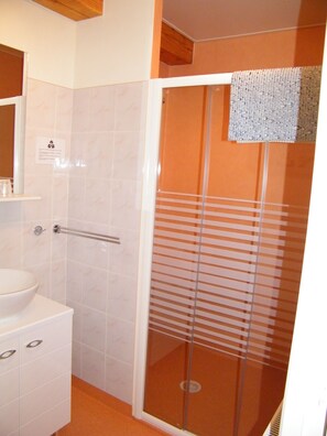Family Apartment, 2 Bedrooms | Bilik Mandi | Pancuran mandi, pengering rambut, tuala disediakan 
