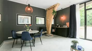Studiosvit Design - 1 kingsize-säng - utsikt mot trädgården - bottenvåning | Eget pentry | Kylskåp, ugn, spishäll och kaffe- och tebryggare