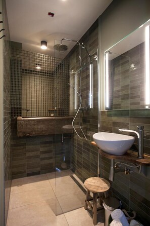 Shower, free toiletries, hair dryer, towels - B&B Adelaerthoeve (Arnhem)