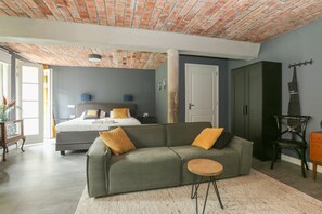 Design Studio, 1 King Bed, Terrace, Garden View | Living area