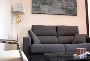 Suite | Wohnbereich | 20-Zoll-Flachbildfernseher mit Kabelempfang, Fernseher