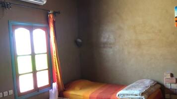 Vierpersoonskamer | Individueel gedecoreerd, individueel gemeubileerd, een bureau