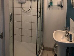Bathroom - 202 Guesthouse (Lincoln)