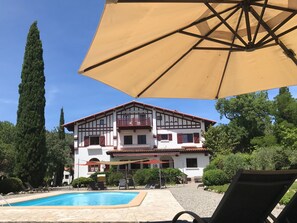 Utendørsbasseng og solsenger