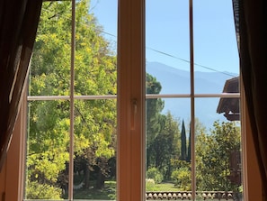 Mökki, oma kylpyhuone, näköala puistoon (06. Gîte du Haut) | Näkymä majoituspaikasta