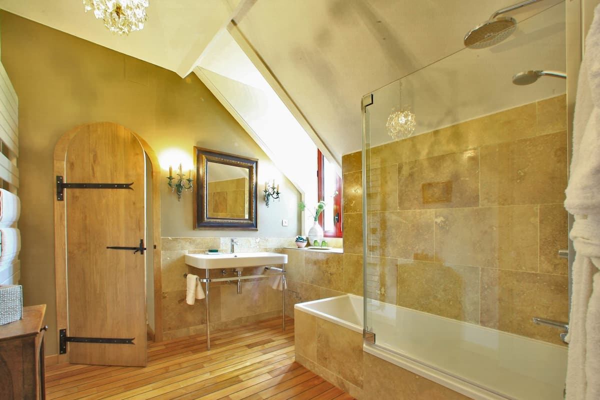 Superior Double Room, Ensuite, Garden View (Castelnaud) | Bathroom