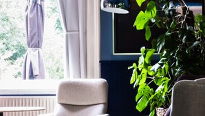 A room with a window, a chair, a table, and a lamp. - Hotel De Lochemse Berg (Barchem)