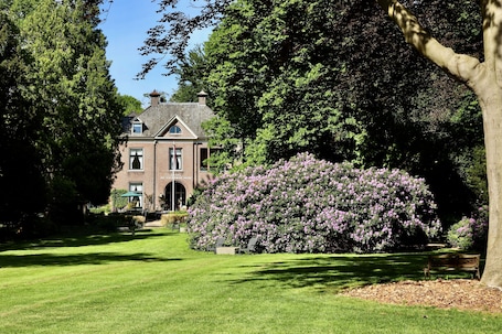 Front of property. Hotel De Lochemse Berg