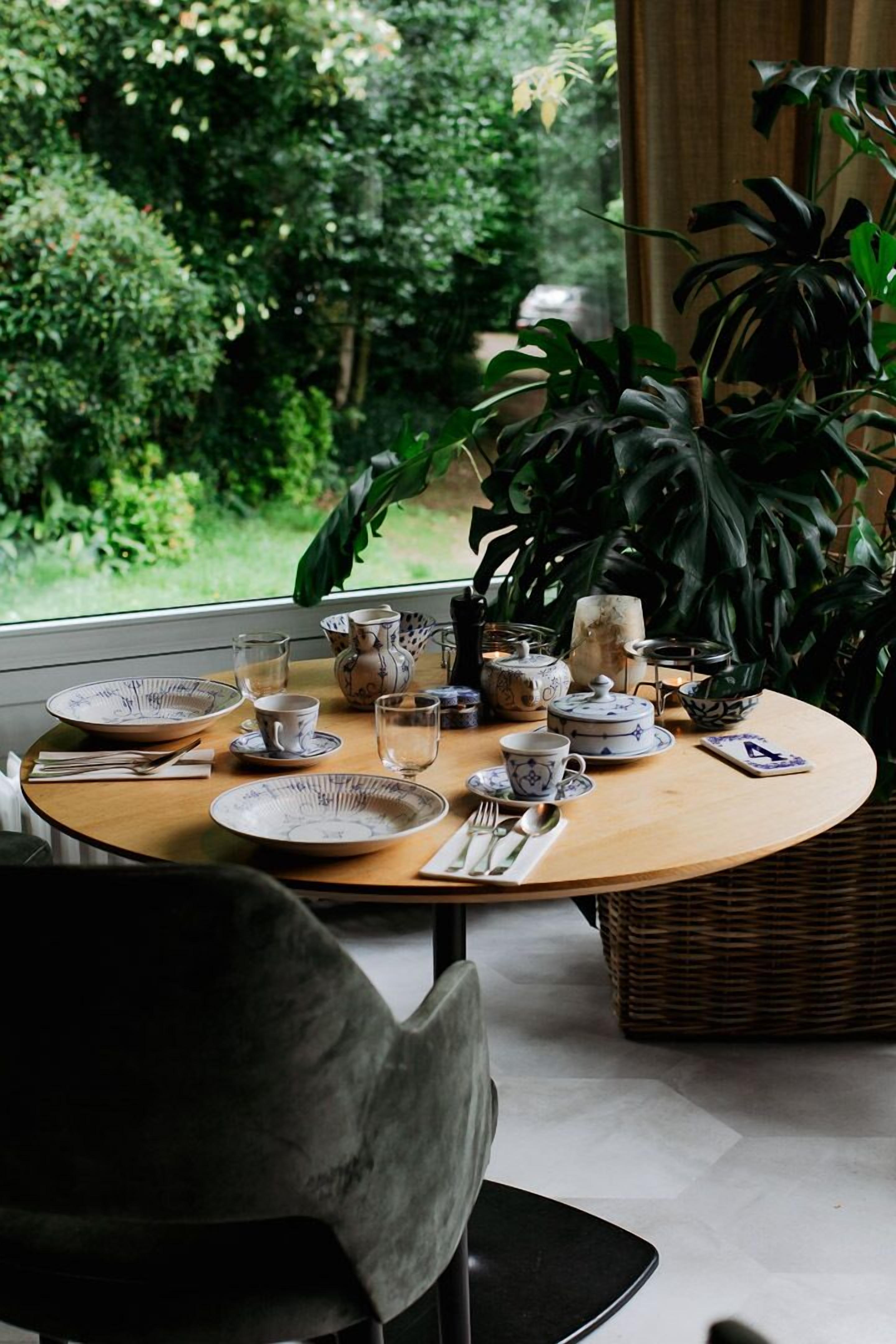 daily full breakfast (eur 22 per person)