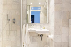 Standaard tweepersoonskamer, uitzicht op tuin | Badkamer | Gratis toiletartikelen, een haardroger, handdoeken