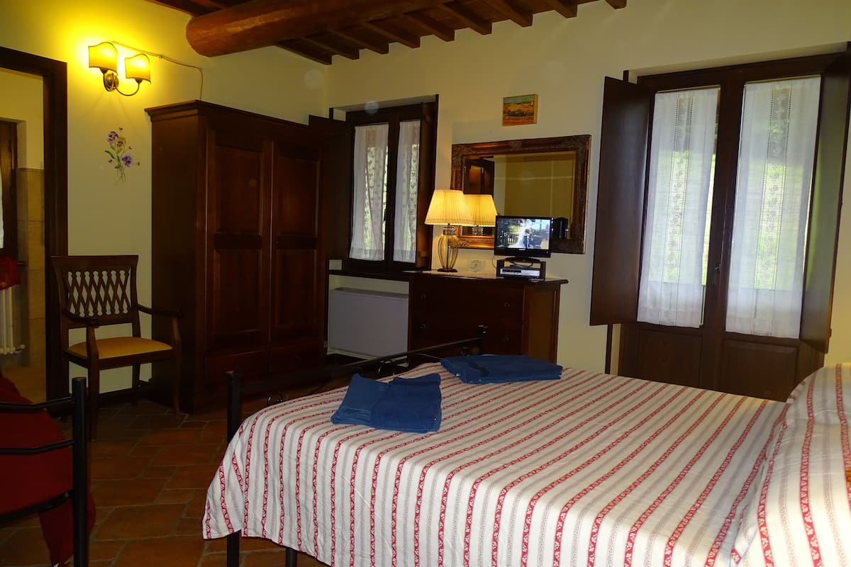 Quarto quádruplo família, 1 quarto, banheiro privativo, vista para a colina | Roupas de cama premium, edredons de pluma, cofres nos quartos
