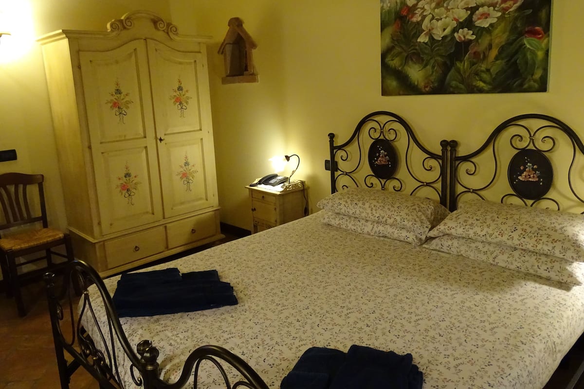 Quarto casal clássico, 1 quarto, banheiro privativo, vista para o jardim | Roupas de cama premium, edredons de pluma, cofres nos quartos