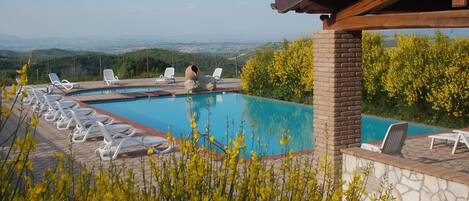 Hồ bơi trong nhà, hồ bơi ngoài trời phục vụ theo mùa, ghế dài tắm nắng