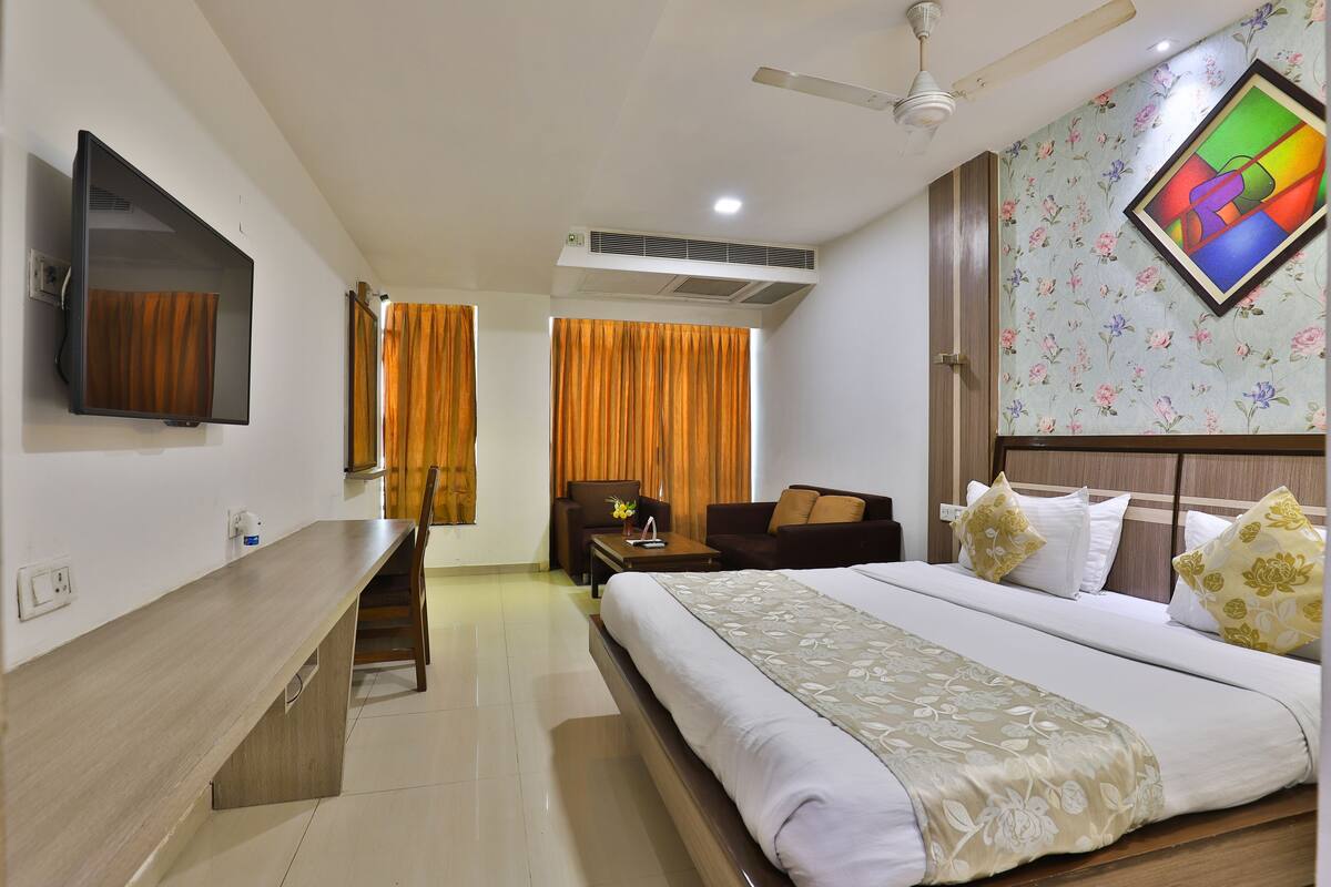 In-room safe, desk, iron/ironing board, free WiFi