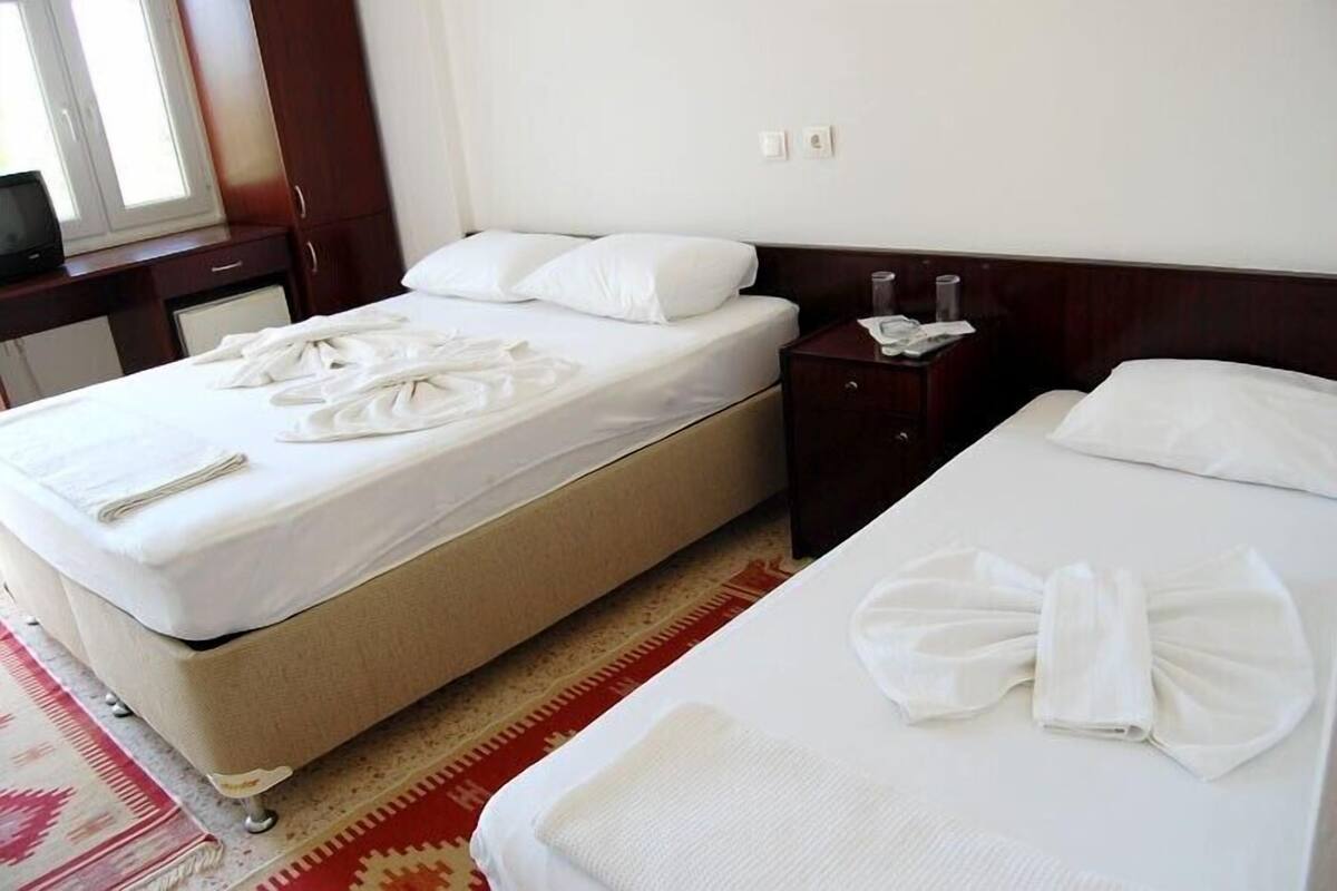 Standard Triple Room | Desk, cribs (free), WiFi (free)