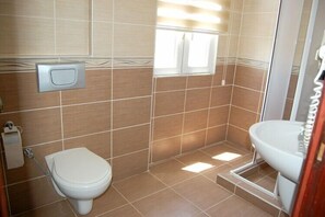 Shower, free toiletries, hair dryer, slippers - Hotel Selina (Ayvalik)