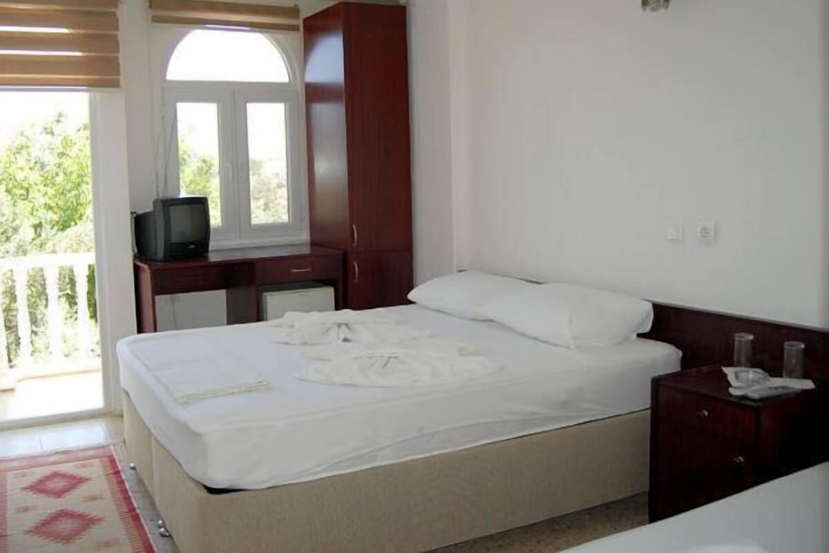 Standard Double or Twin Room | Desk, cribs (free), WiFi (free)