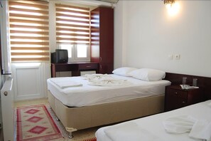 标准三人房 | 办公桌、免费婴儿床、免费 WiFi