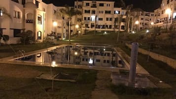 Hồ bơi ngoài trời