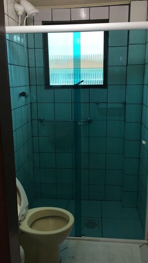 Dusche, kostenlose Toilettenartikel, Haartrockner, Handtücher