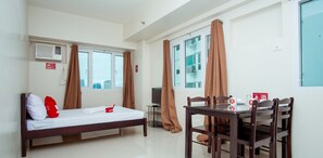 Studio, 1 Queen-Bett | Essbereich im Zimmer