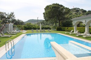 A swimming pool with lounge chairs and a gazebo. - Belizi Hotel (Urla)