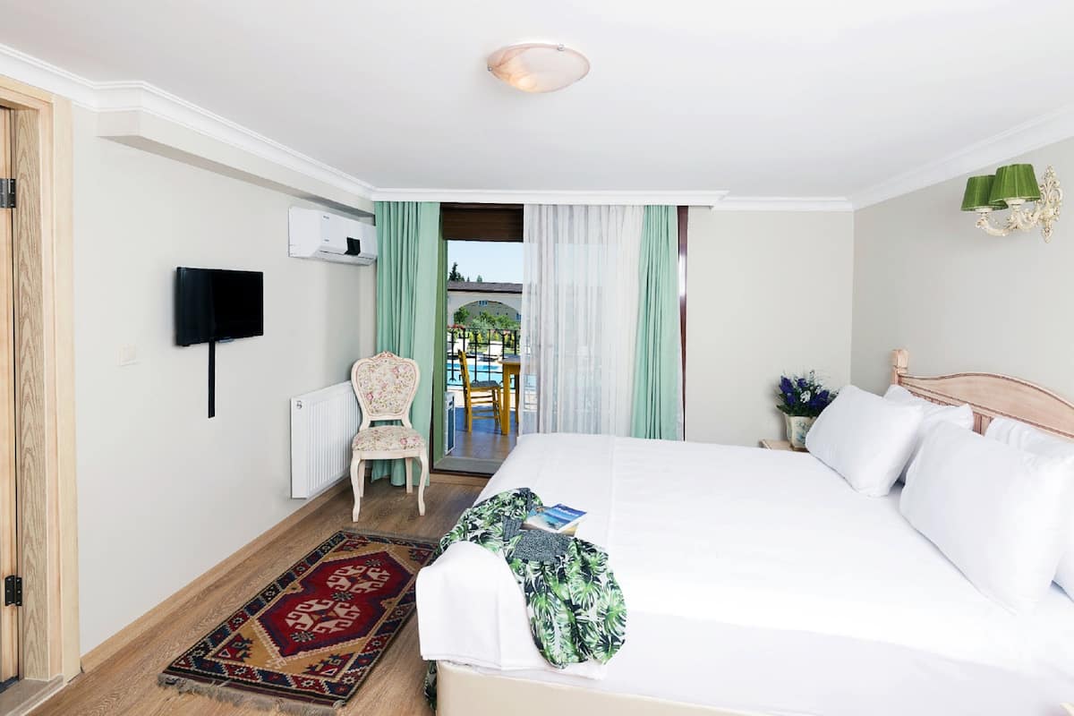 Deluxe kamer, uitzicht op zee | Luxe beddengoed, een minibar, een kluis op de kamer, geluiddichte muren