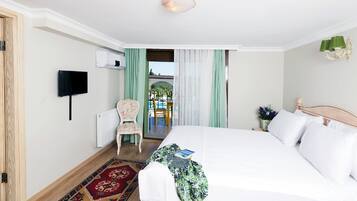 Deluxe Room, Sea View | Premium bedding, minibar, in-room safe, soundproofing