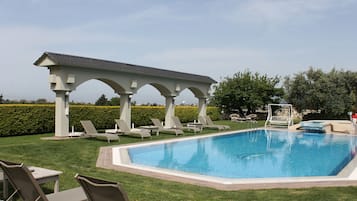 Piscine extérieure, cabanons gratuits, parasols de plage
