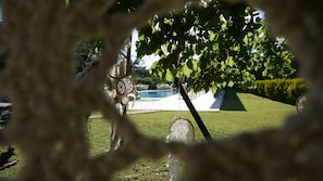 室外游泳池，提供免費遮陽小屋和泳池遮陽傘