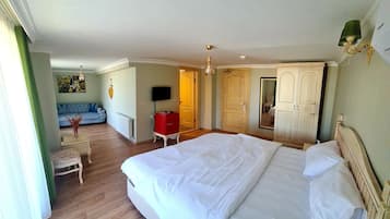 Suite, 1 chambre, vue mer | Literie de qualité supérieure, minibar, coffres-forts dans les chambres