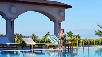 Outdoor pool, free cabanas, pool umbrellas