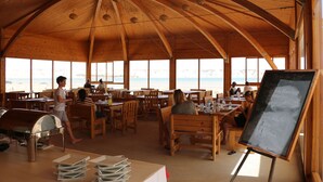 朝食、ランチ、ディナーに営業