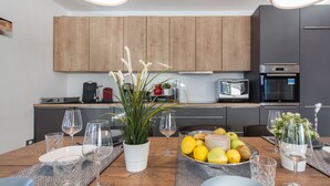 Apartament Deluxe | Cuina privada | Cafetera i tetera, frigorífic i placa de cuina 