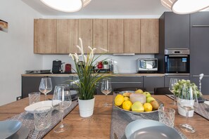 Deluxe Apartment, 3 Bedrooms, 2 Bathrooms (B2)  | Cucina privata | Frigorifero, piano cottura, macchina per tè/caffè