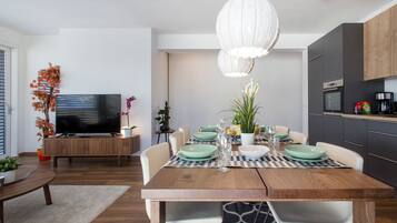 Deluxe Apartment, 3 Bedrooms, 2 Bathrooms (B2) | Living area | 55-inch flat-screen TV with premium channels, TV, Netflix