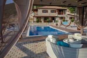 Outdoor pool, pool umbrellas, pool loungers - Piedra Villa (Kefalonia)