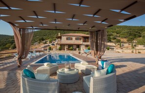 Outdoor pool, pool umbrellas, pool loungers - Piedra Villa (Kefalonia)
