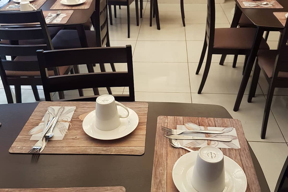 deluxe double room, 1 queen bed | in-room dining