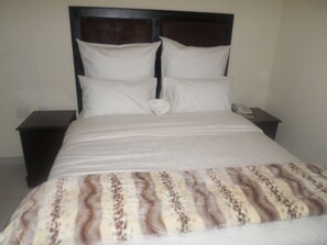Free cribs/infant beds, rollaway beds, free WiFi - Channel View Lodge (Kempton Park)