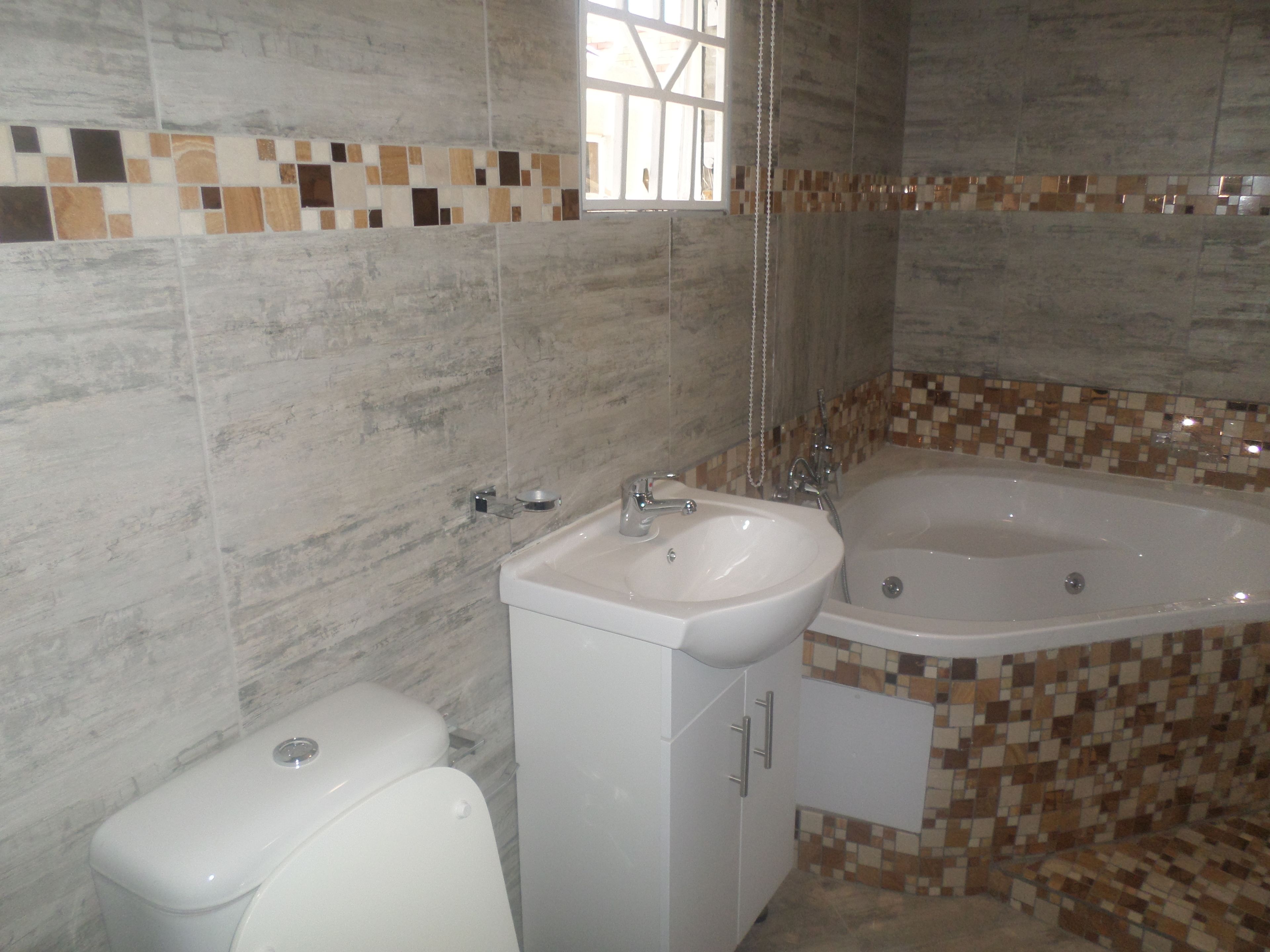 deluxe double room, jetted tub | bathroom | shower, free toiletries, towels